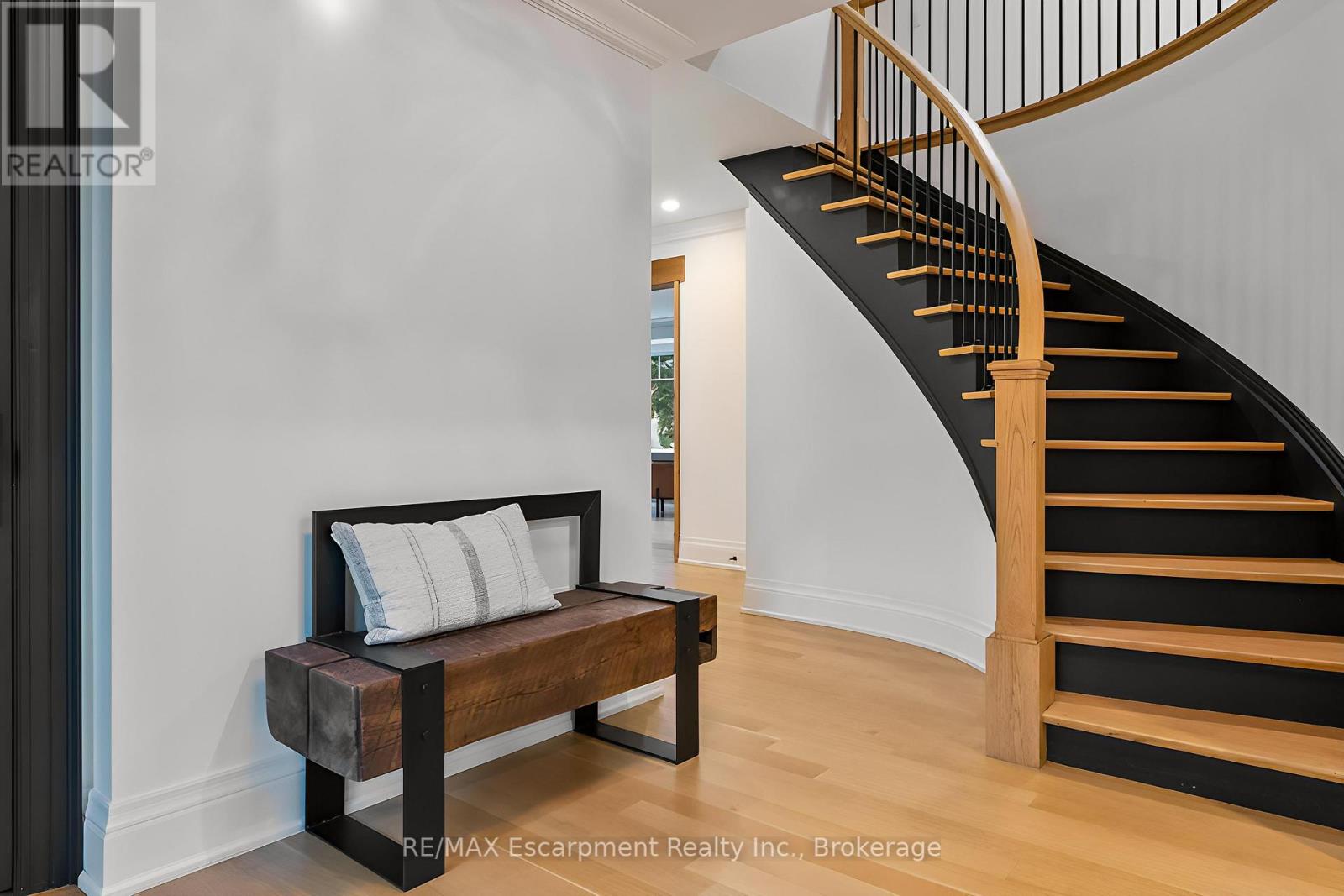 Photo 3 of 138 Cavendish Court, Oakville ON