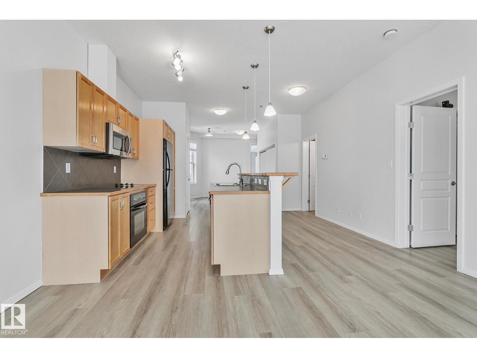 Photo 11 of 352 4827 104 A St Nw, Edmonton AB