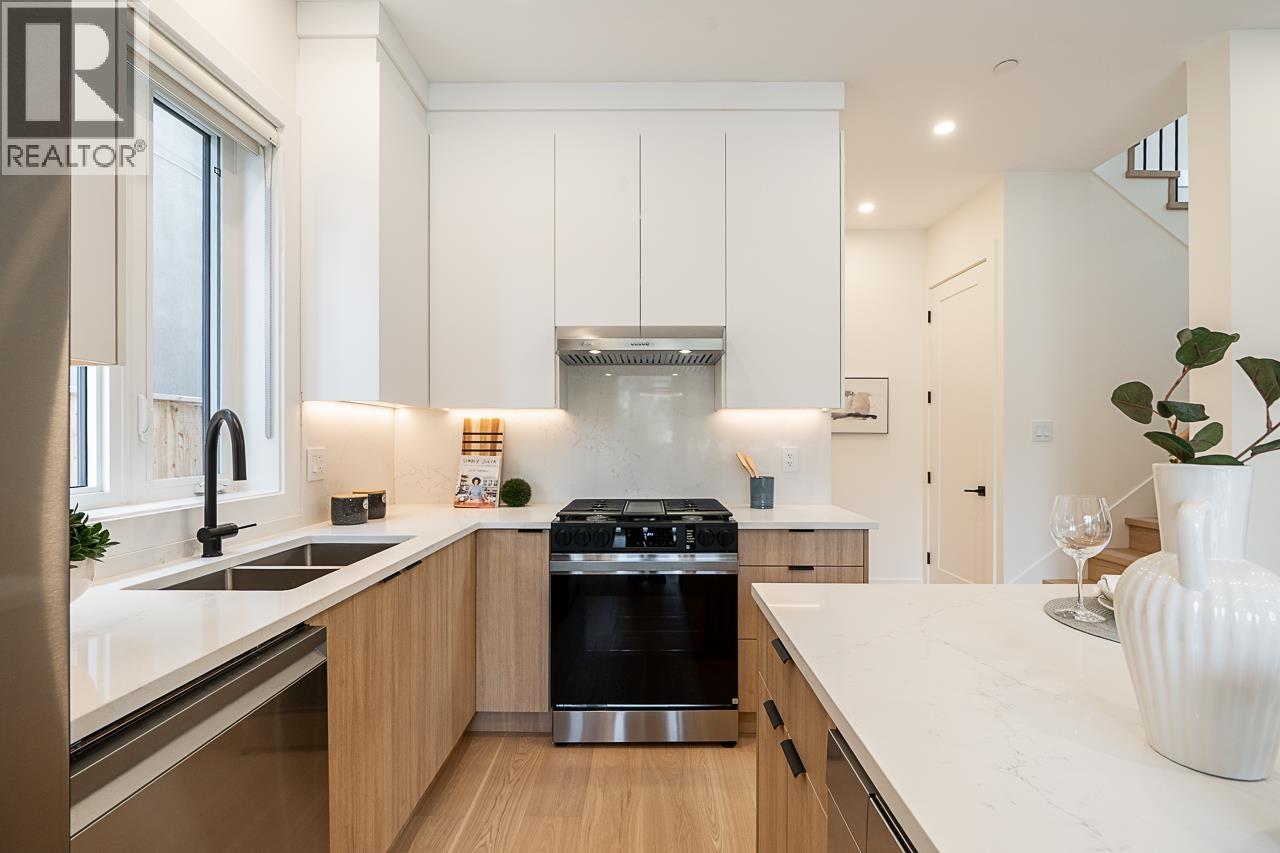Photo 8 of 1 2248 E 48th Avenue, Vancouver BC