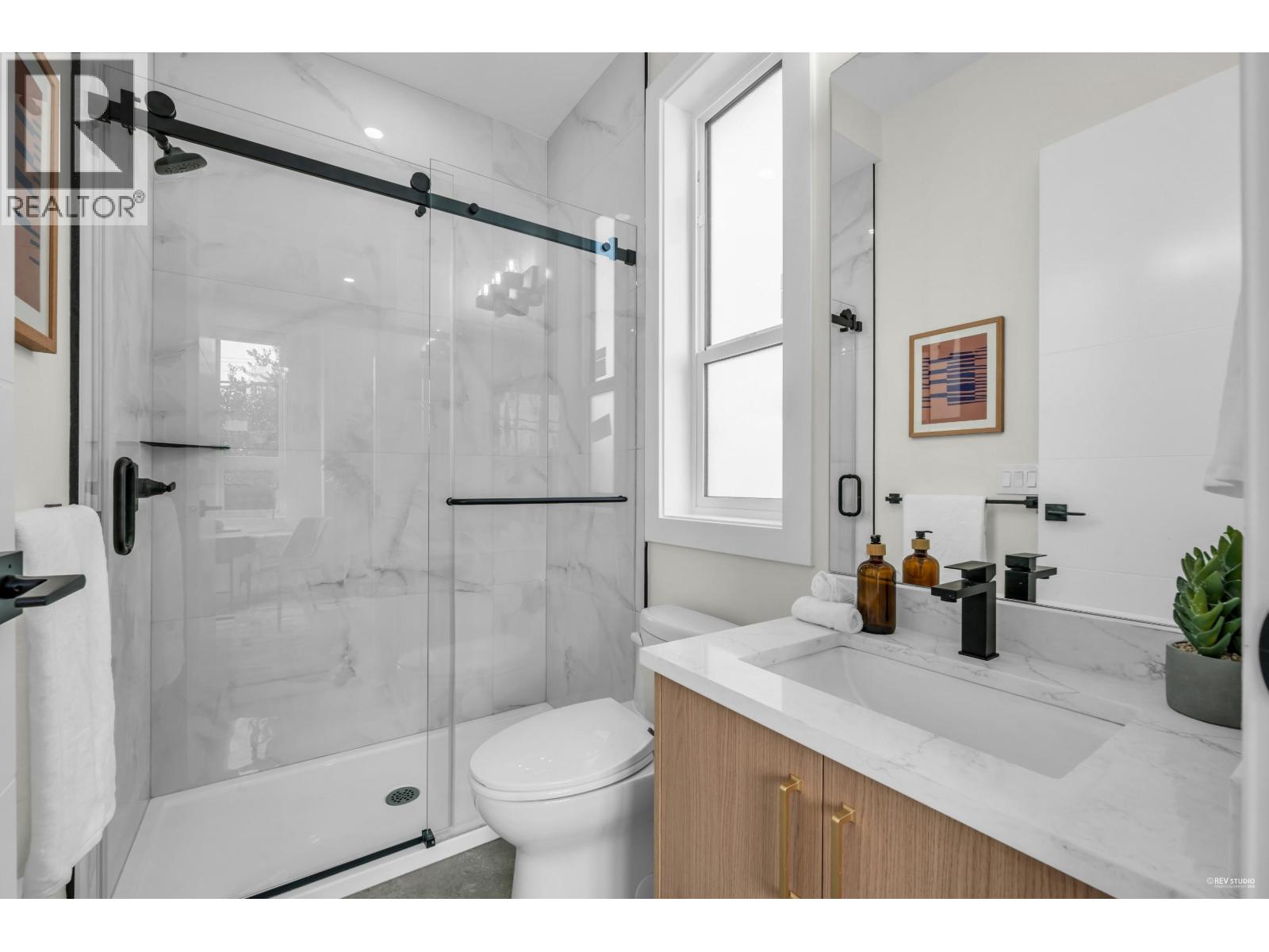 Photo 10 of 1405 Eighth Avenue, New Westminster BC