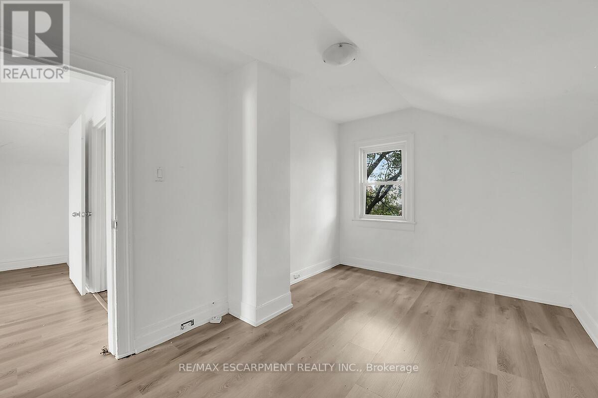 Photo 11 of 43 Centre Street, St Catharines ON