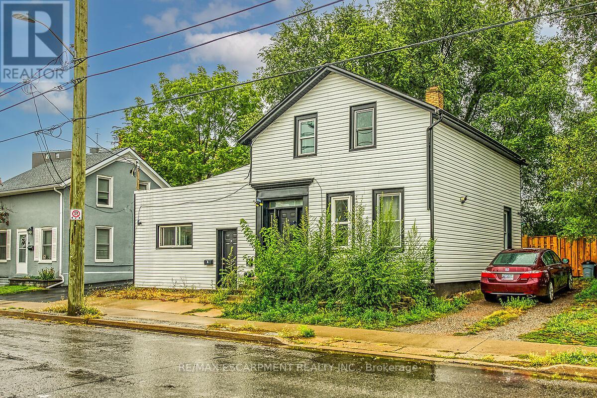 Photo 2 of 43 Centre Street, St Catharines ON