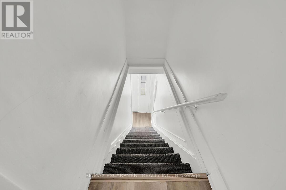 Photo 3 of 43 Centre Street, St Catharines ON