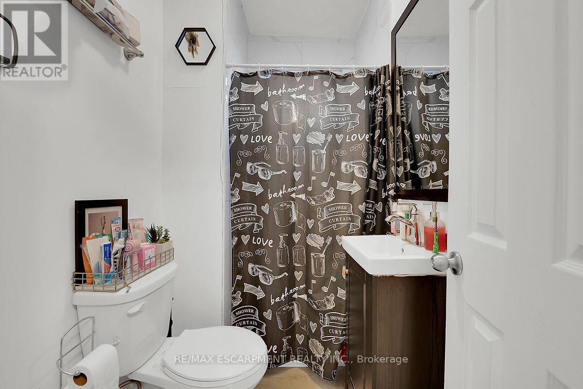 Photo 32 of 43 Centre Street, St Catharines ON