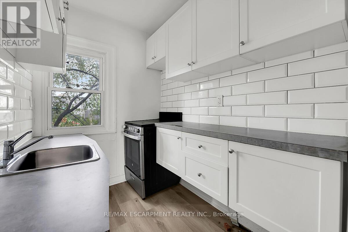 Photo 5 of 43 Centre Street, St Catharines ON