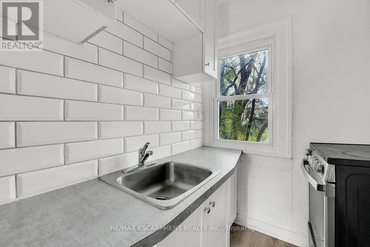 Photo 6 of 43 Centre Street, St Catharines ON