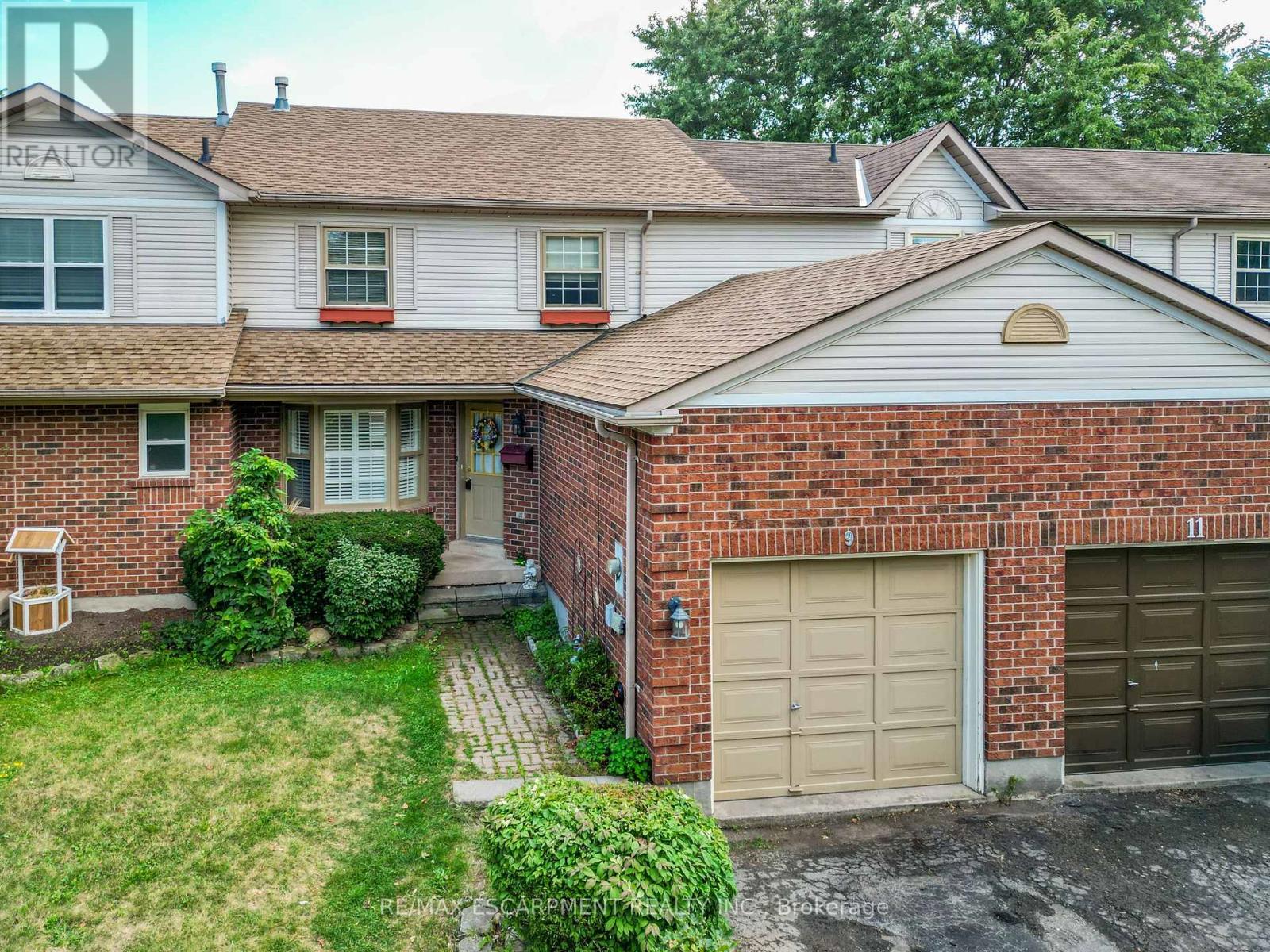 Photo 1 of 9 Hedgelawn Drive, Grimsby ON
