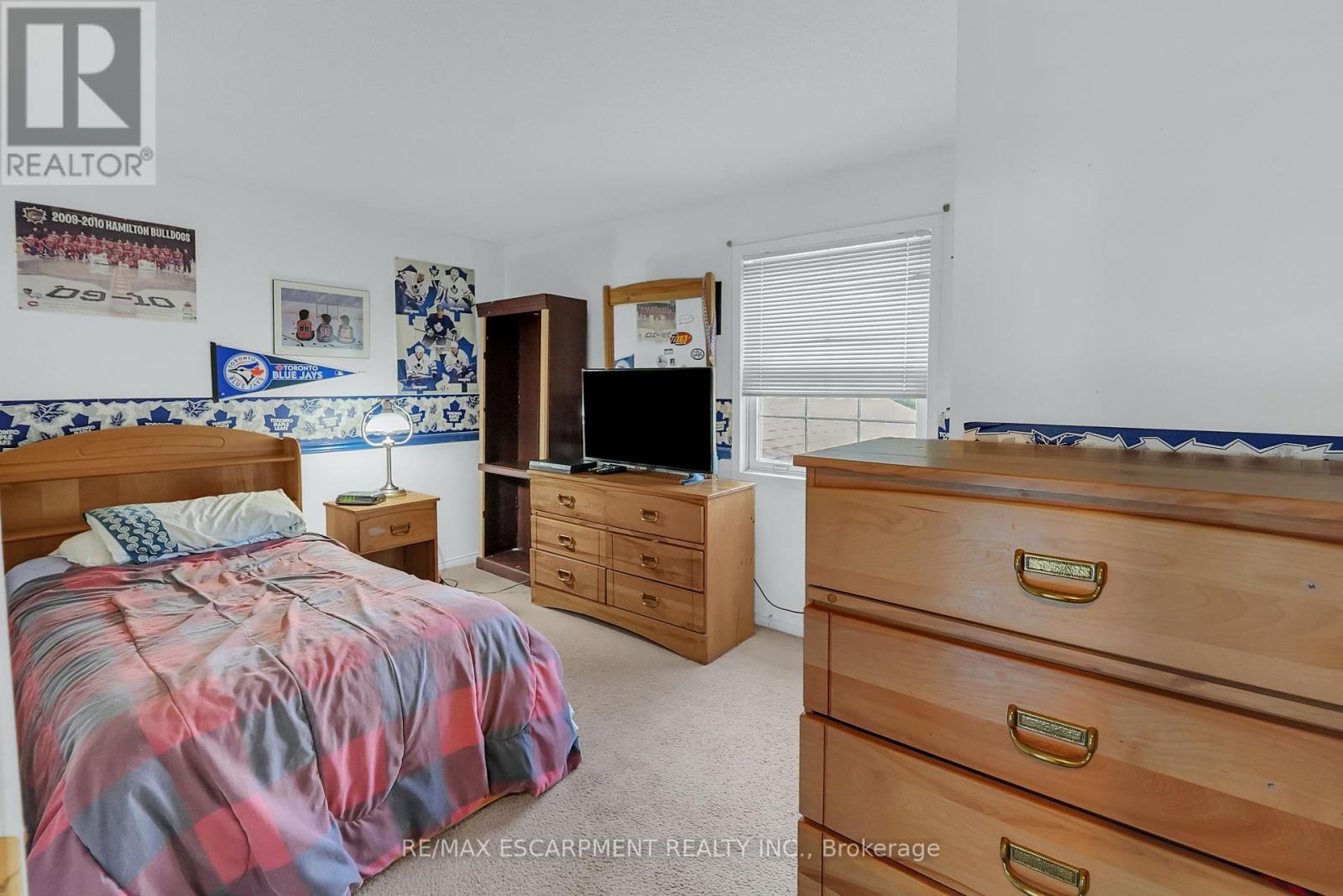 Photo 14 of 9 Hedgelawn Drive, Grimsby ON