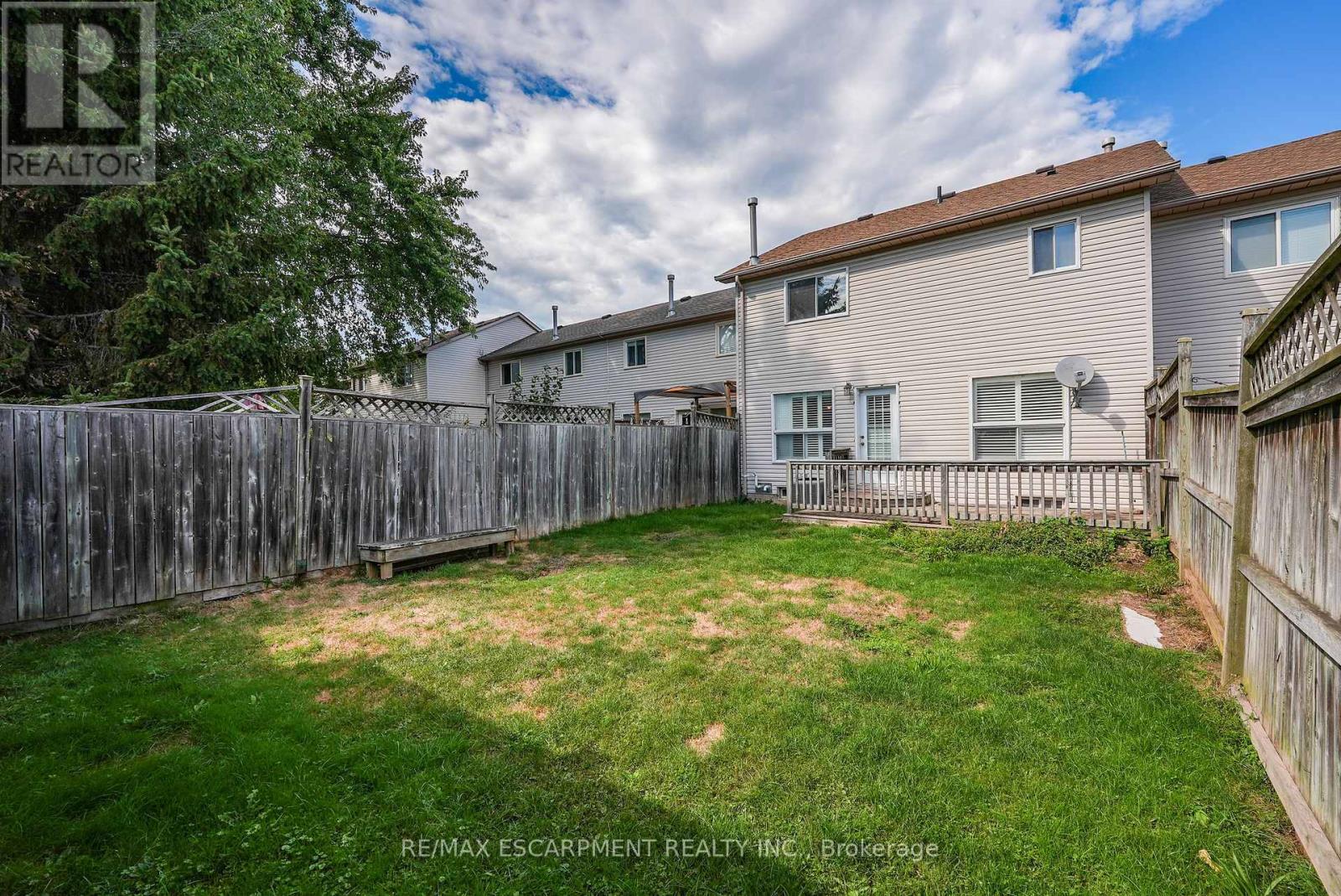 Photo 17 of 9 Hedgelawn Drive, Grimsby ON
