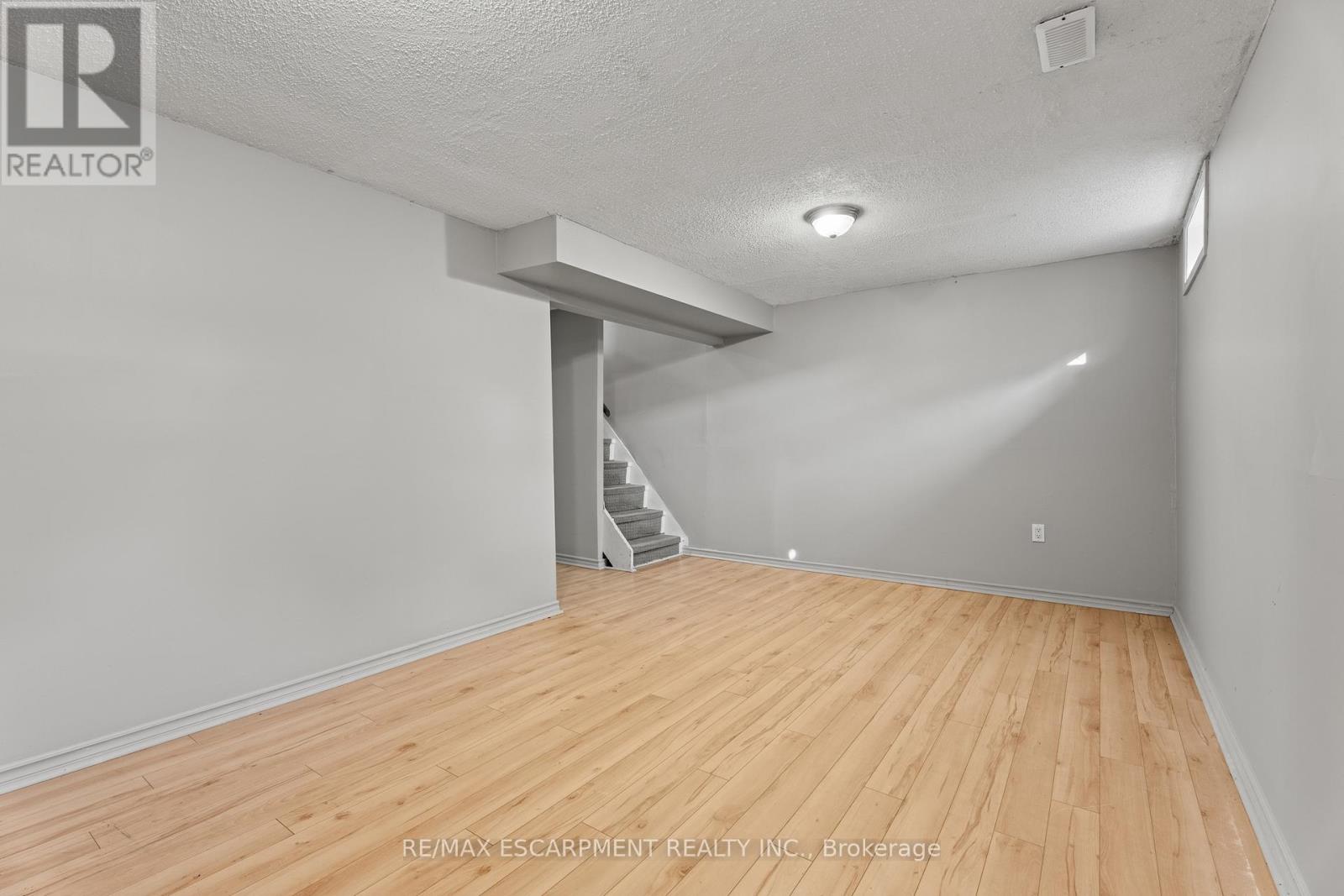Photo 19 of 33 1301 Upper Gage Avenue, Hamilton ON