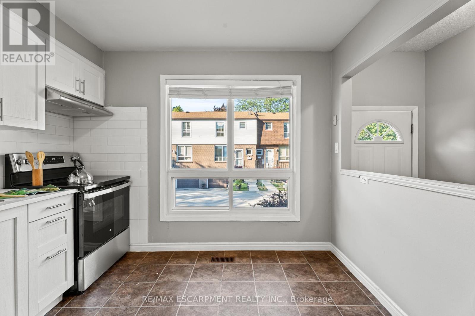 Photo 5 of 33 1301 Upper Gage Avenue, Hamilton ON