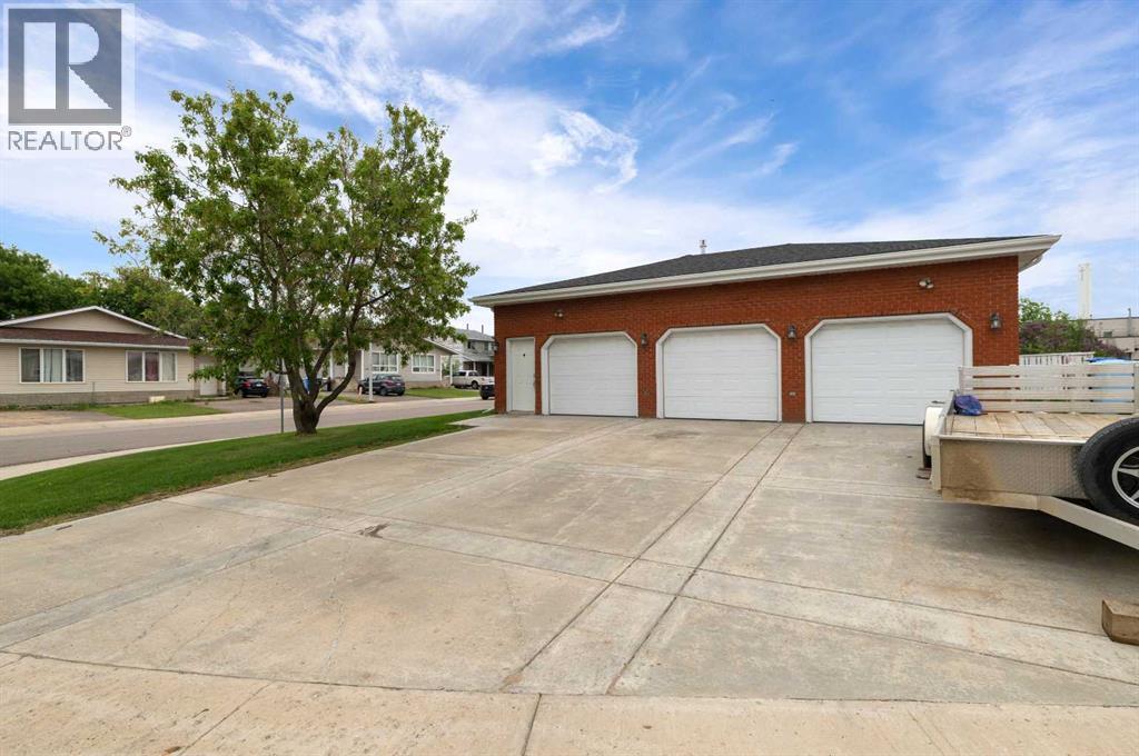 Photo 4 of 129 Caldwell Crescent, Fort Mcmurray AB