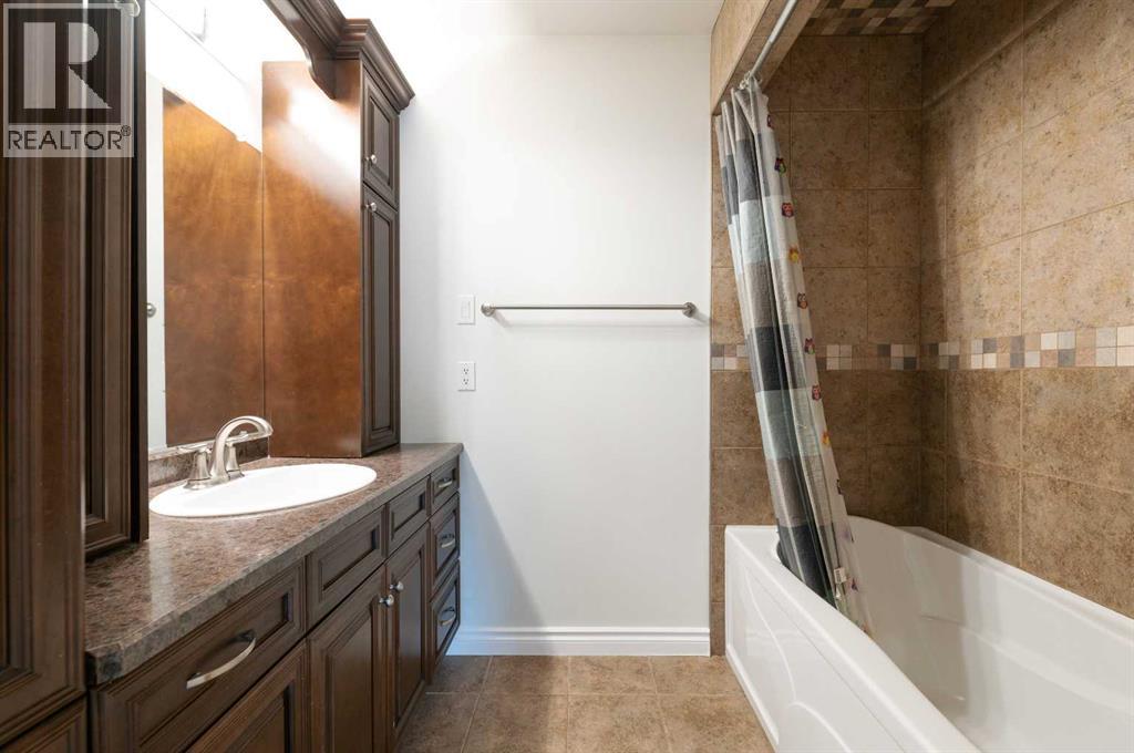 Photo 16 of 129 Caldwell Crescent, Fort Mcmurray AB