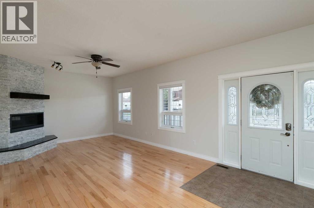 Photo 5 of 129 Caldwell Crescent, Fort Mcmurray AB