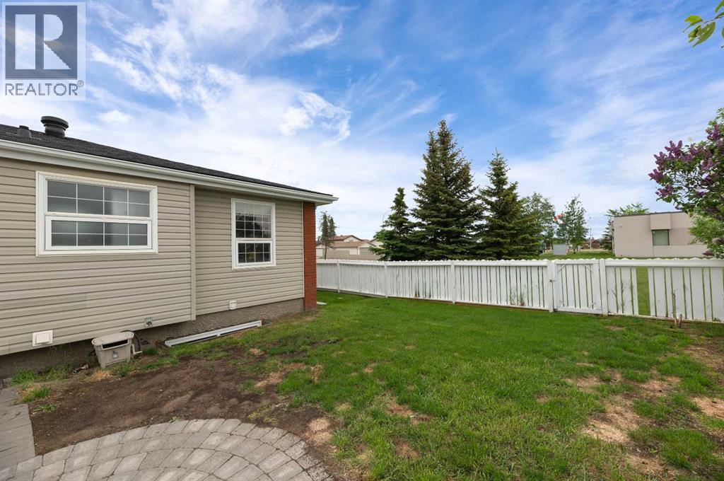 Photo 31 of 129 Caldwell Crescent, Fort Mcmurray AB
