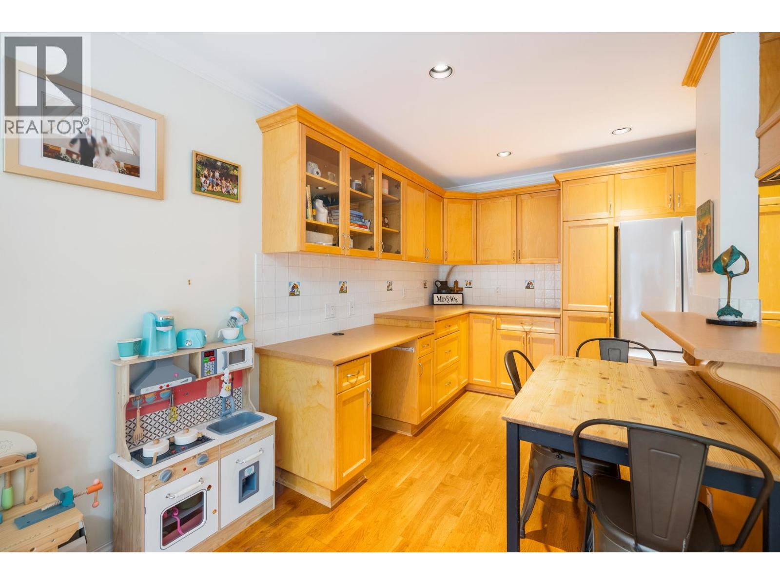 Photo 9 of 301 1235 W 15th Avenue, Vancouver BC