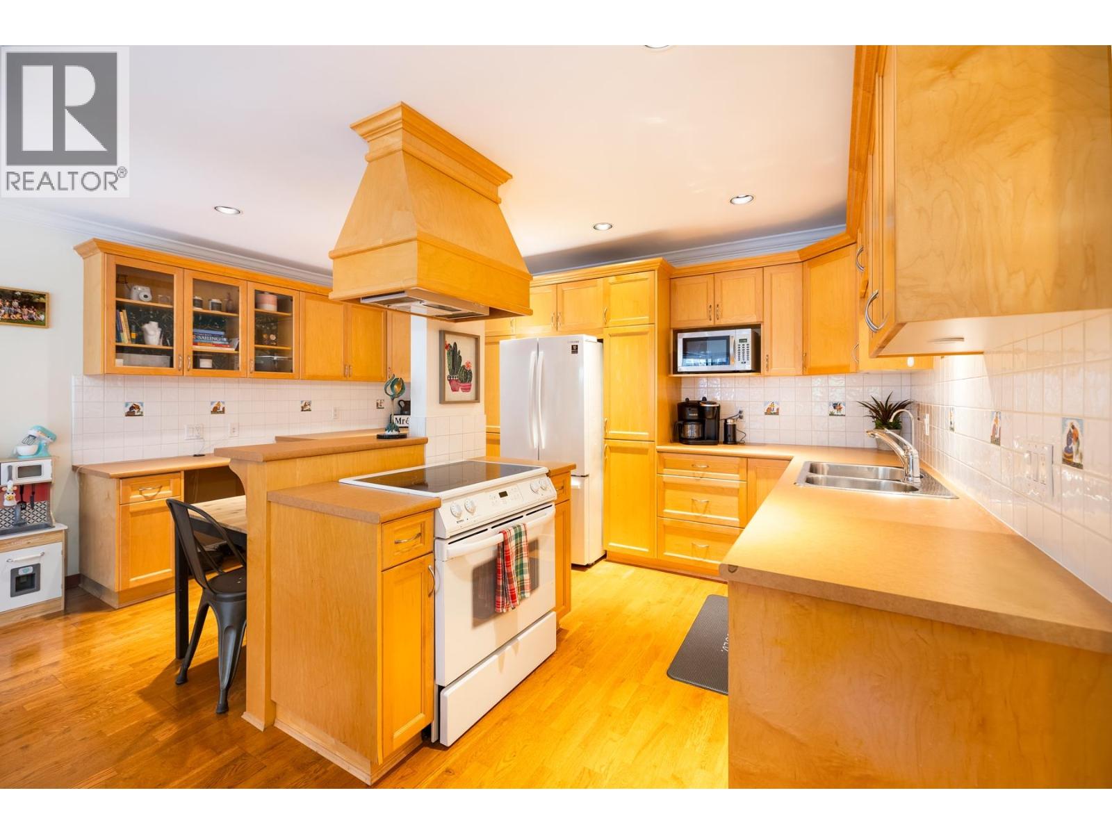 Photo 4 of 301 1235 W 15th Avenue, Vancouver BC