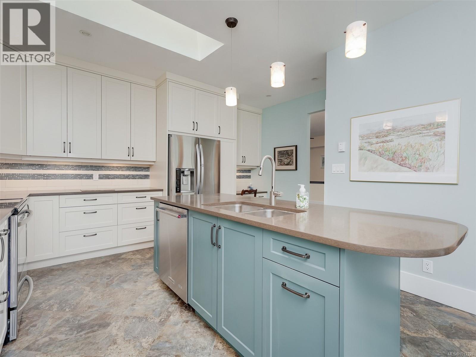 Photo 10 of 44 4318 Emily Carr Dr, Saanich BC