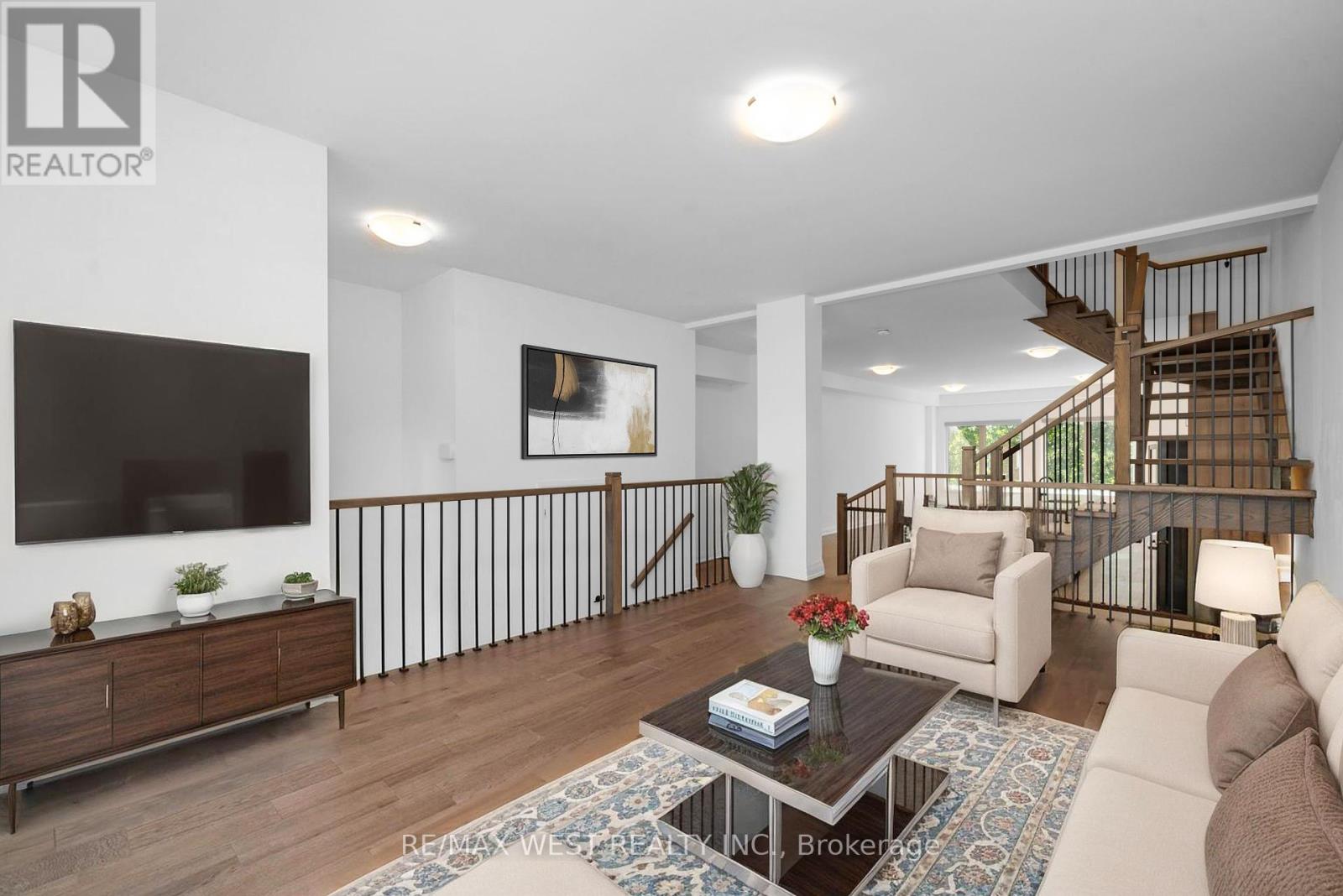 Photo 13 of 29 Direzze Court, Richmond Hill ON