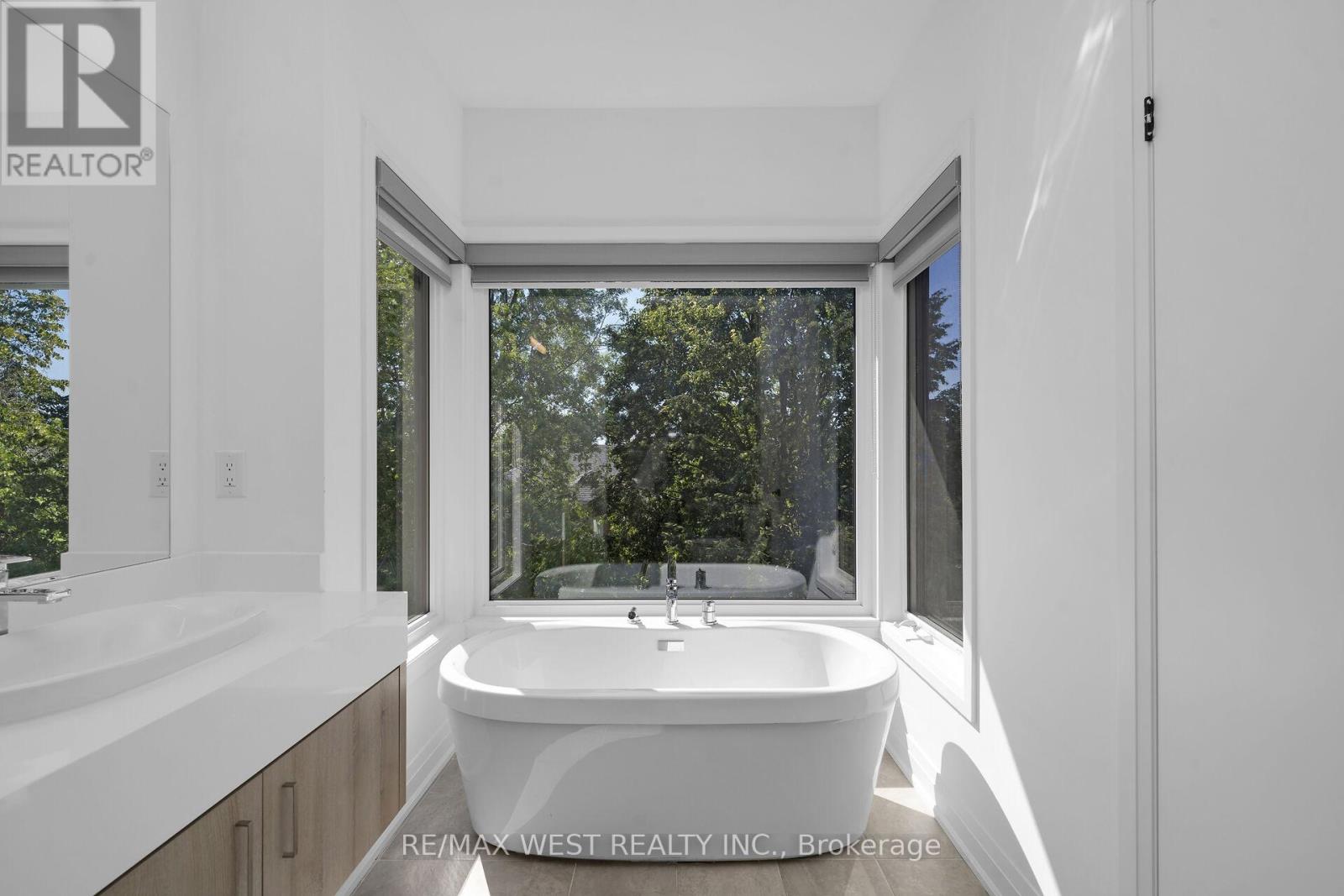 Photo 17 of 29 Direzze Court, Richmond Hill ON