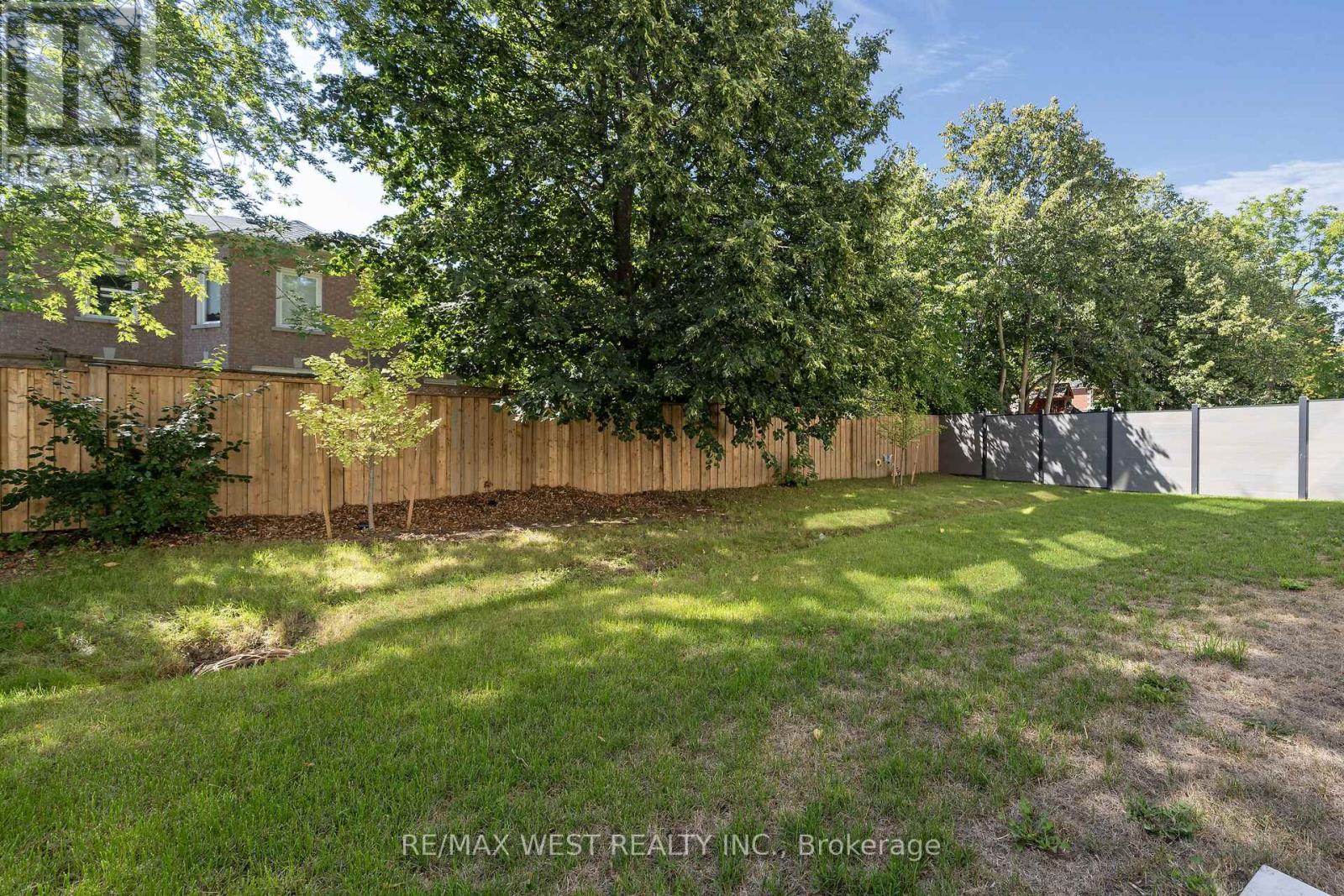 Photo 23 of 29 Direzze Court, Richmond Hill ON