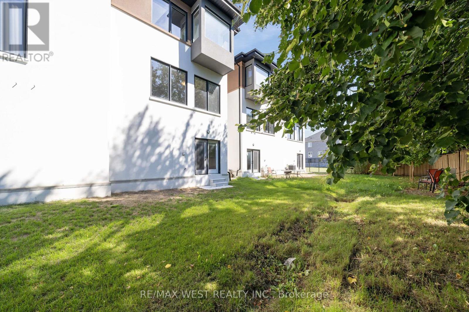 Photo 24 of 29 Direzze Court, Richmond Hill ON