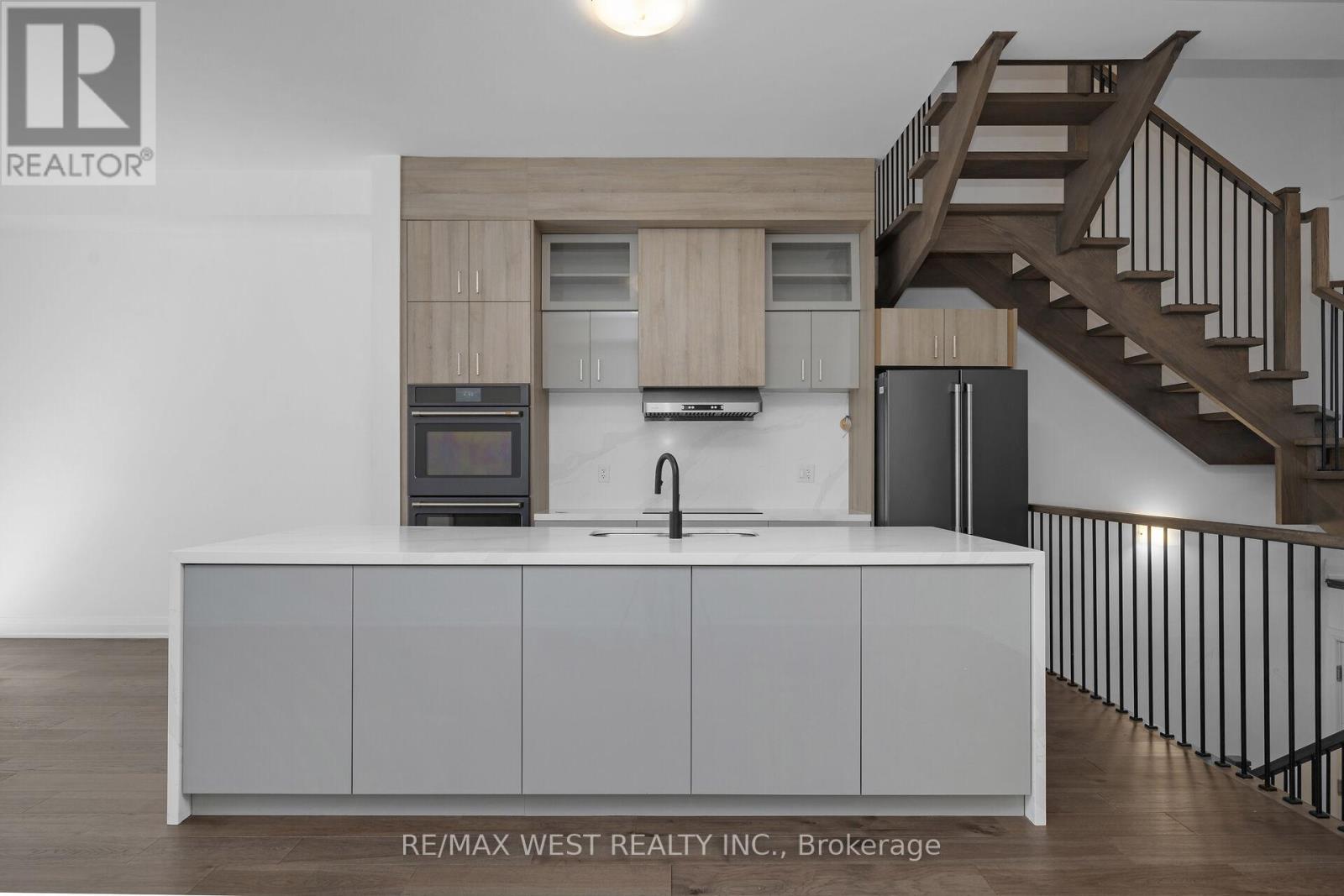 Photo 10 of 29 Direzze Court, Richmond Hill ON