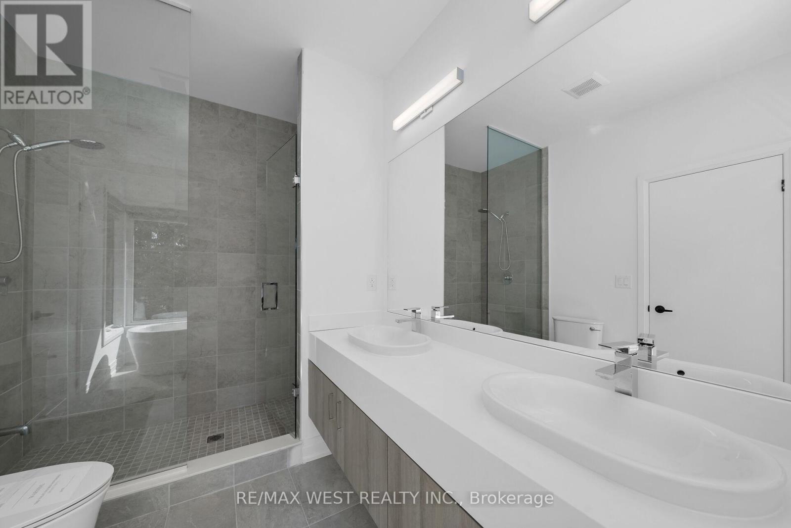 Photo 16 of 29 Direzze Court, Richmond Hill ON