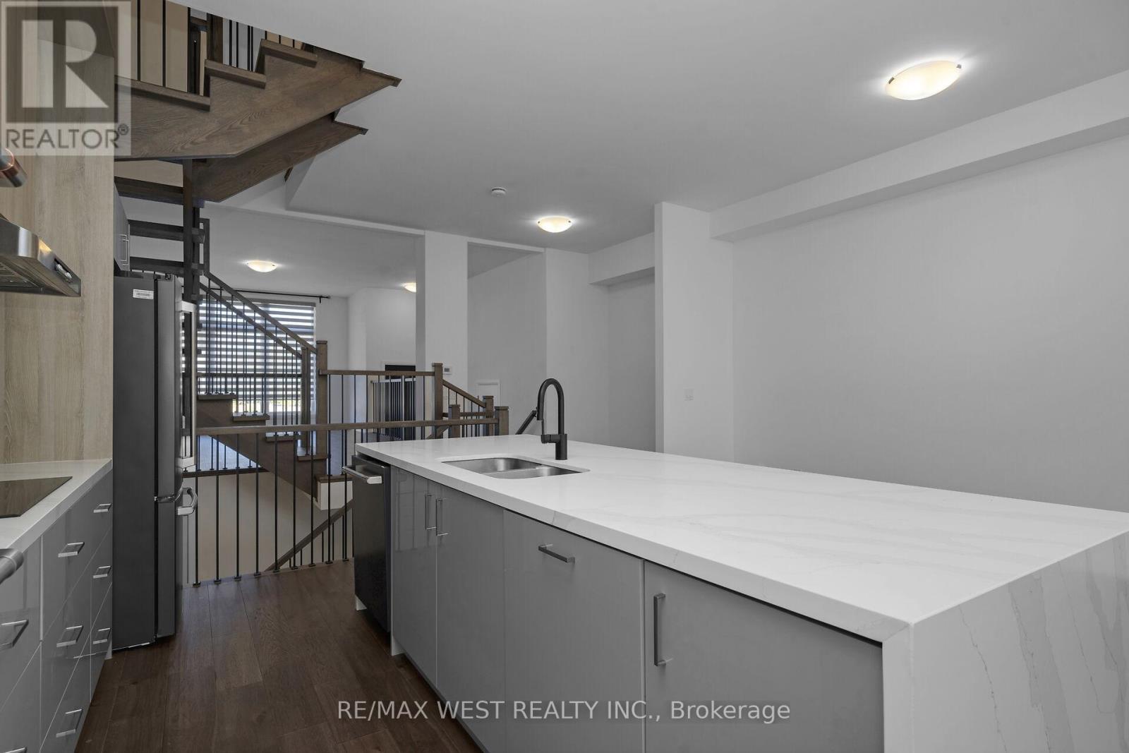Photo 11 of 29 Direzze Court, Richmond Hill ON