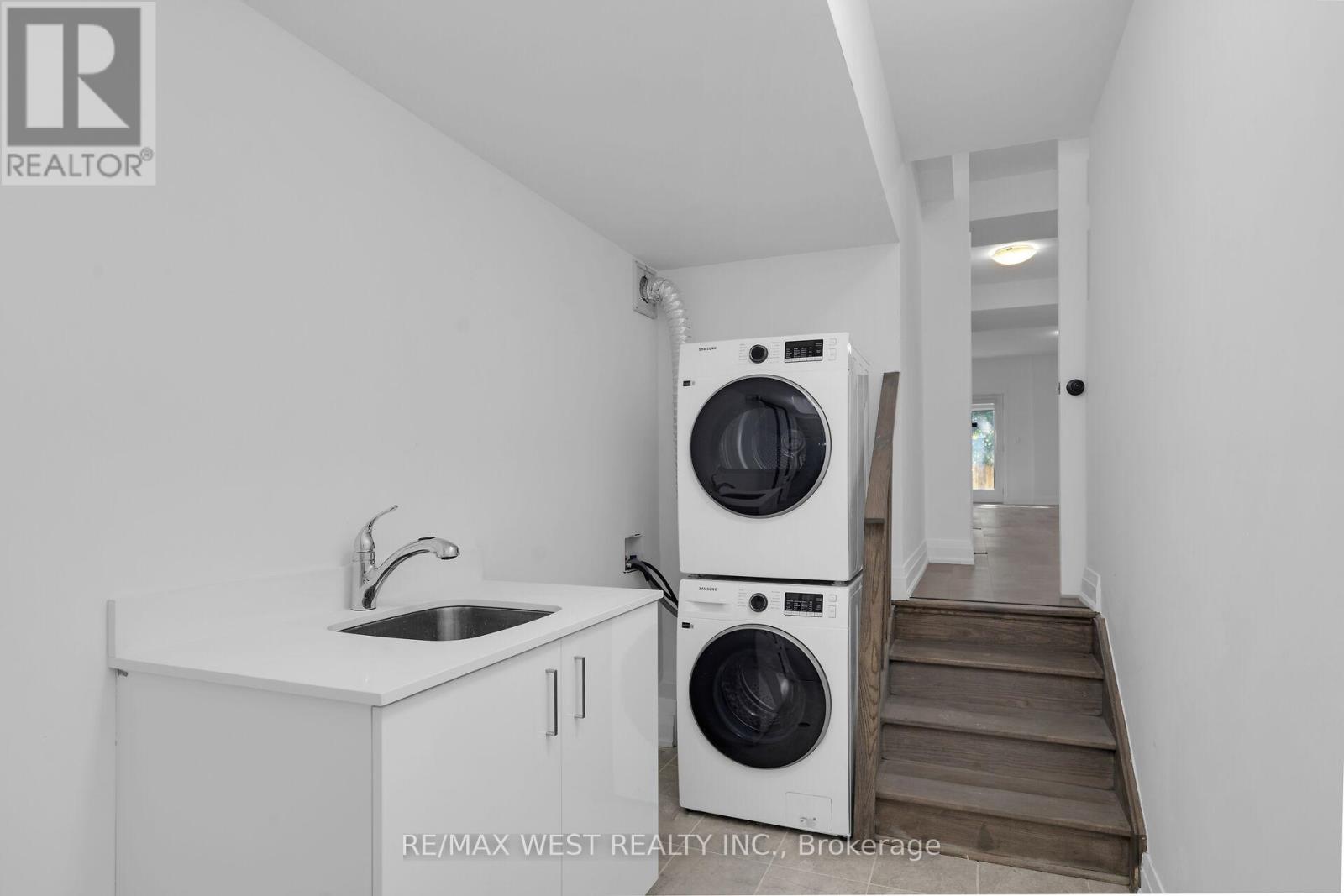 Photo 22 of 29 Direzze Court, Richmond Hill ON