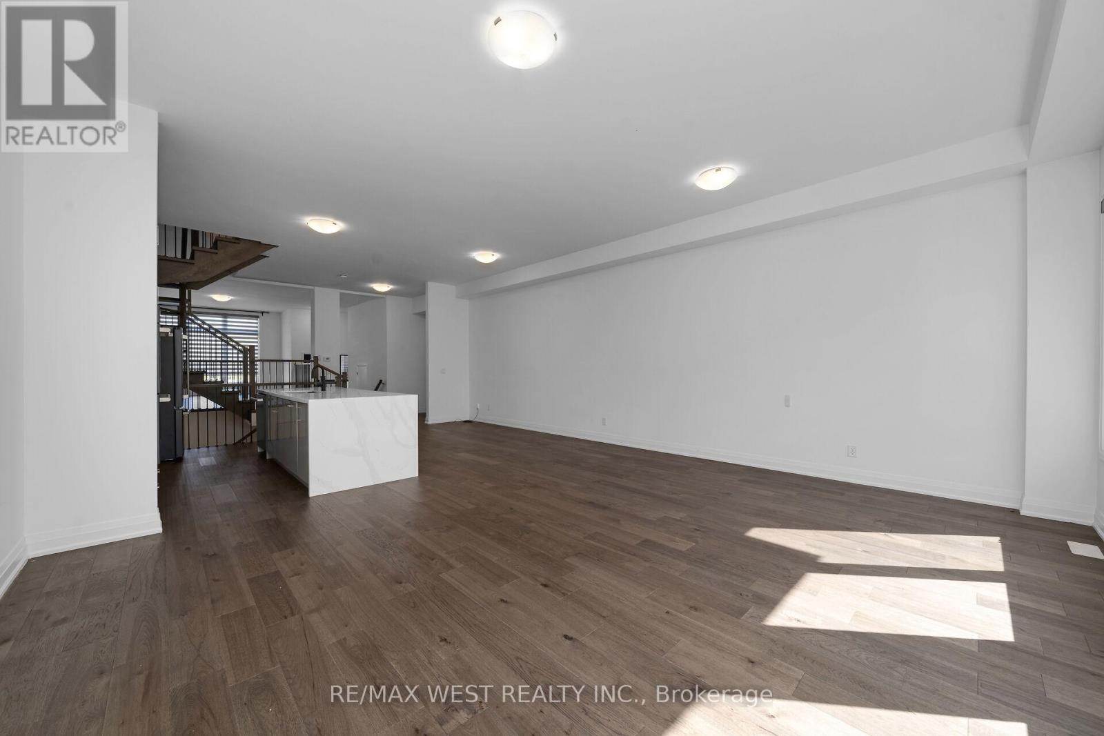 Photo 9 of 29 Direzze Court, Richmond Hill ON