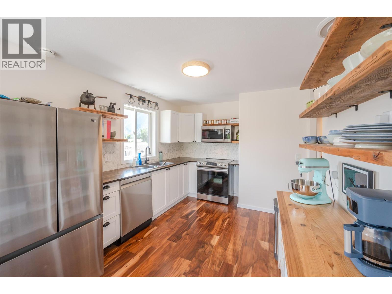 523 10th Avenue Unit# 2, Keremeos