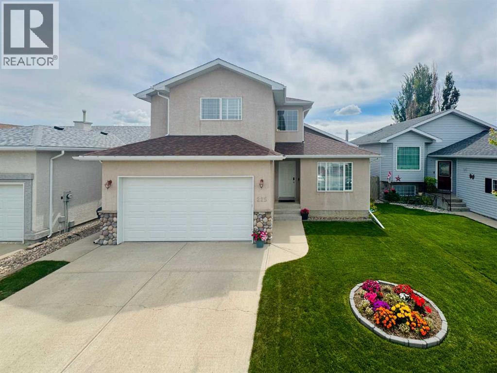 Photo 2 of 225 Cougar Way N, Lethbridge AB