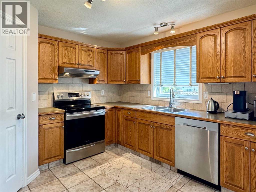 Photo 17 of 225 Cougar Way N, Lethbridge AB