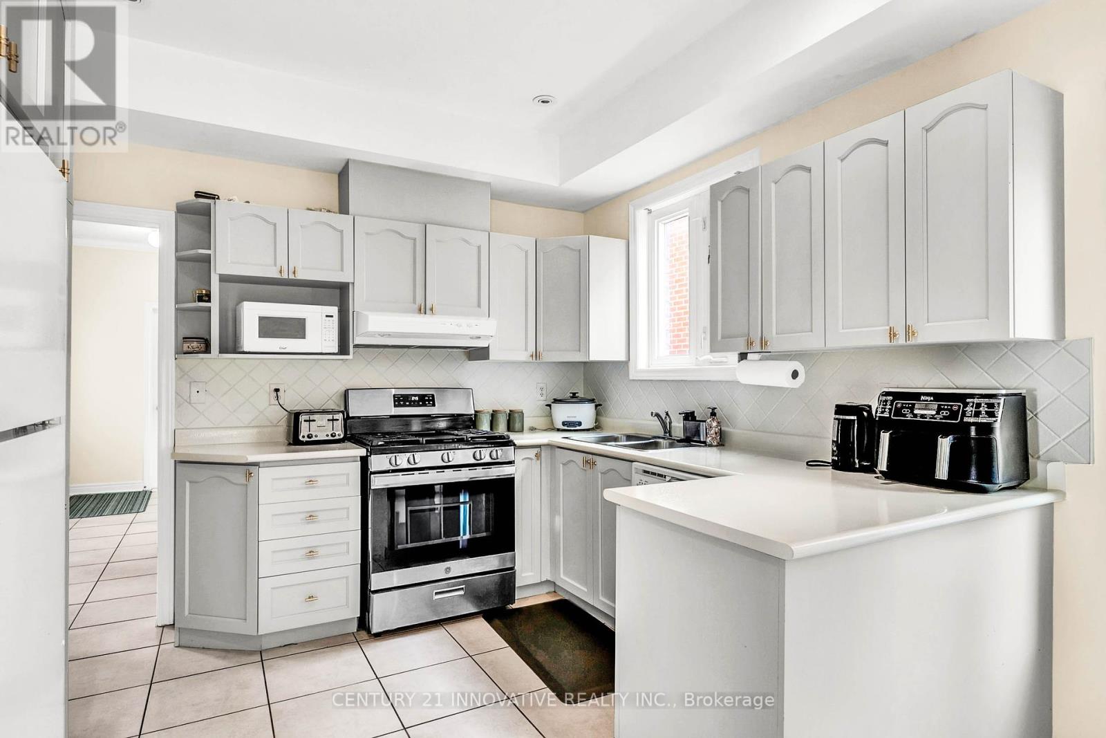 Photo 14 of 2476 Linwood Street, Pickering ON