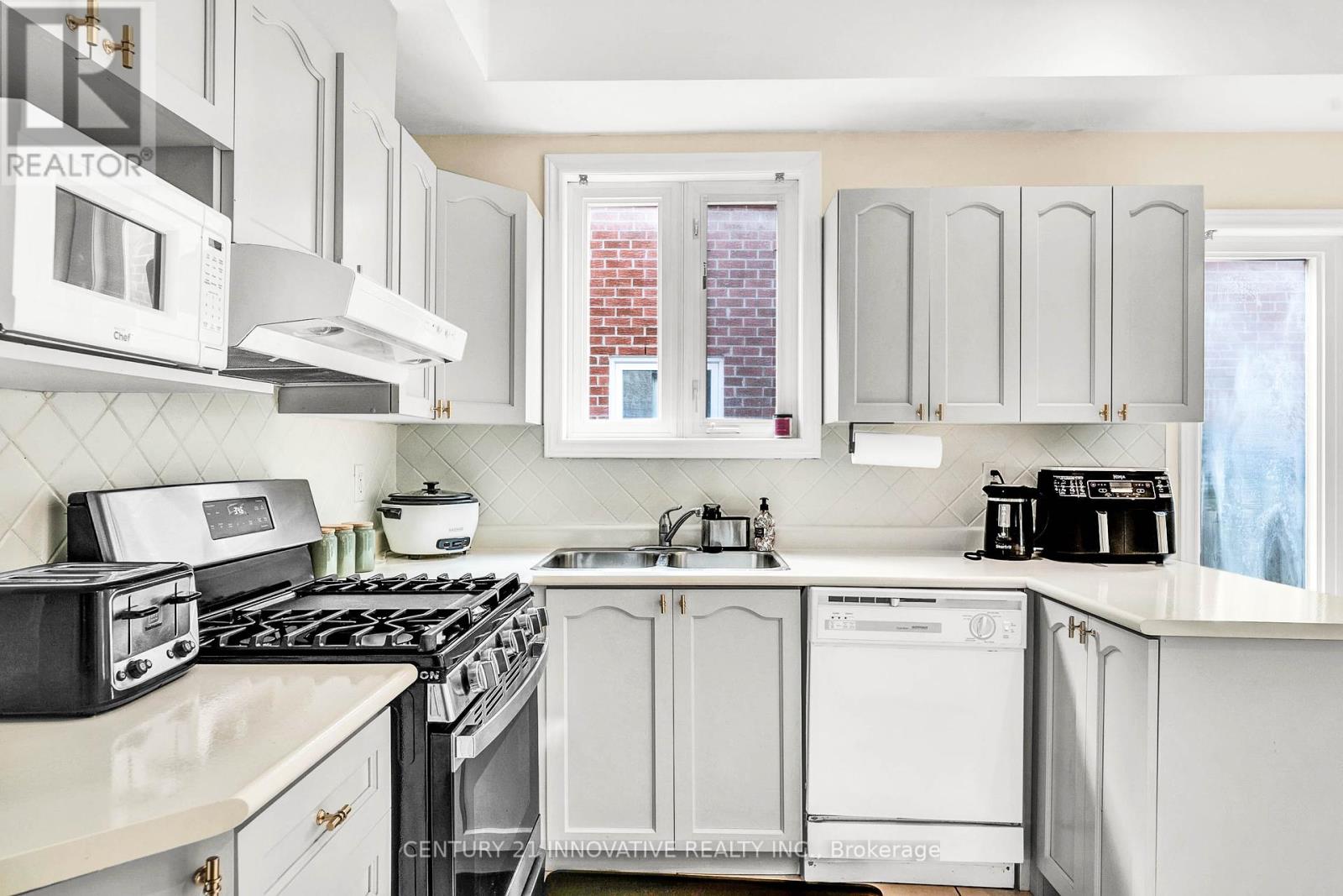 Photo 15 of 2476 Linwood Street, Pickering ON