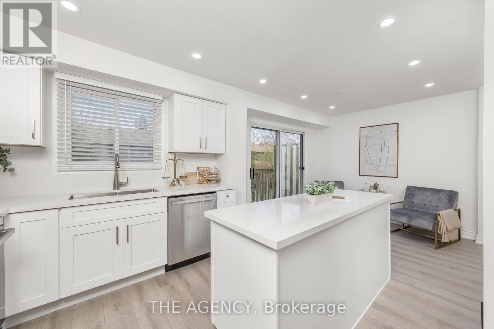 Photo 9 of 17 3345 Silverado Drive, Mississauga ON