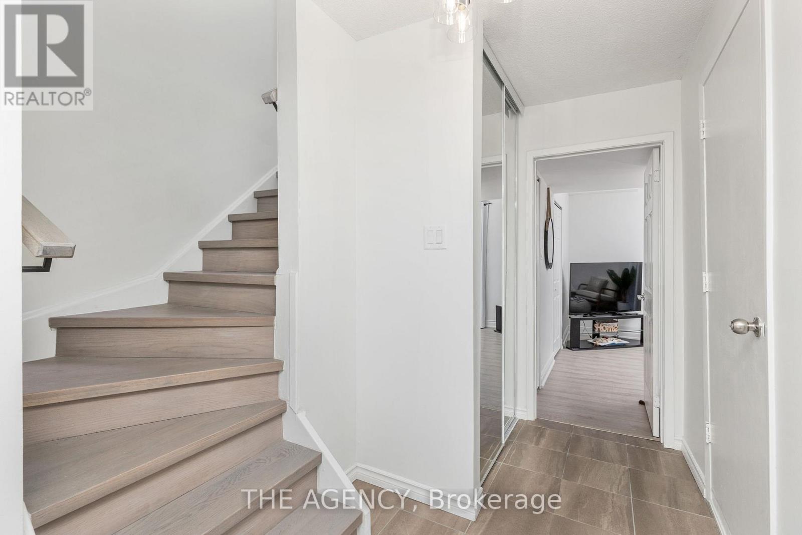 Photo 4 of 17 3345 Silverado Drive, Mississauga ON
