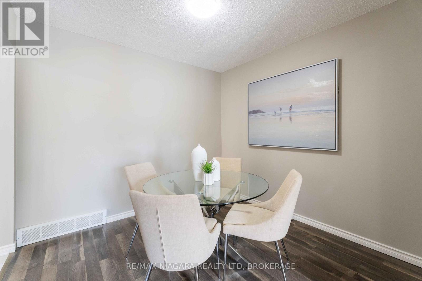 Photo 11 of 8299 Mundare Crescent, Niagara Falls ON