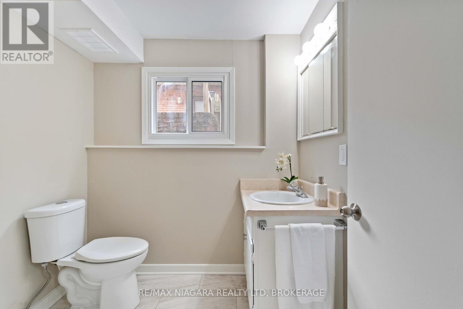 Photo 23 of 8299 Mundare Crescent, Niagara Falls ON