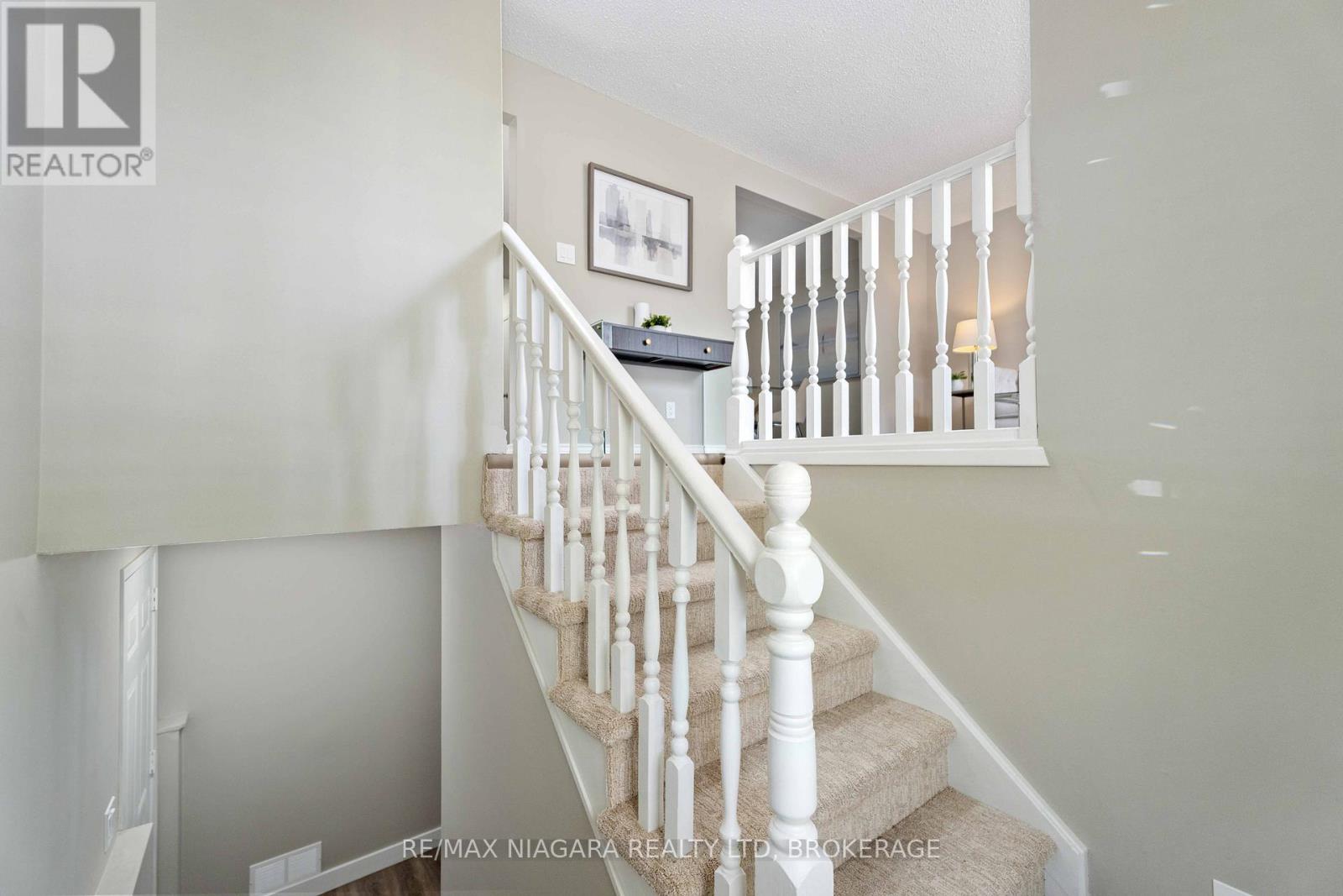 Photo 6 of 8299 Mundare Crescent, Niagara Falls ON