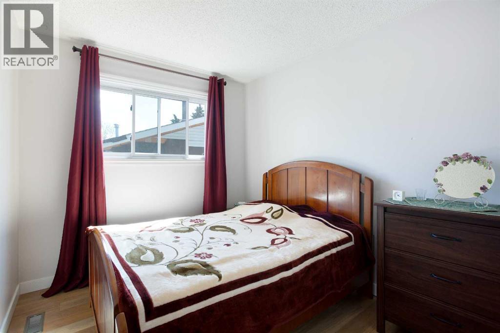 Photo 15 of 56 Strathclair Place Sw, Calgary AB