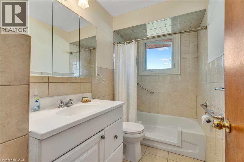 Photo 18 of 51 Bonaventure Drive, Hamilton ON