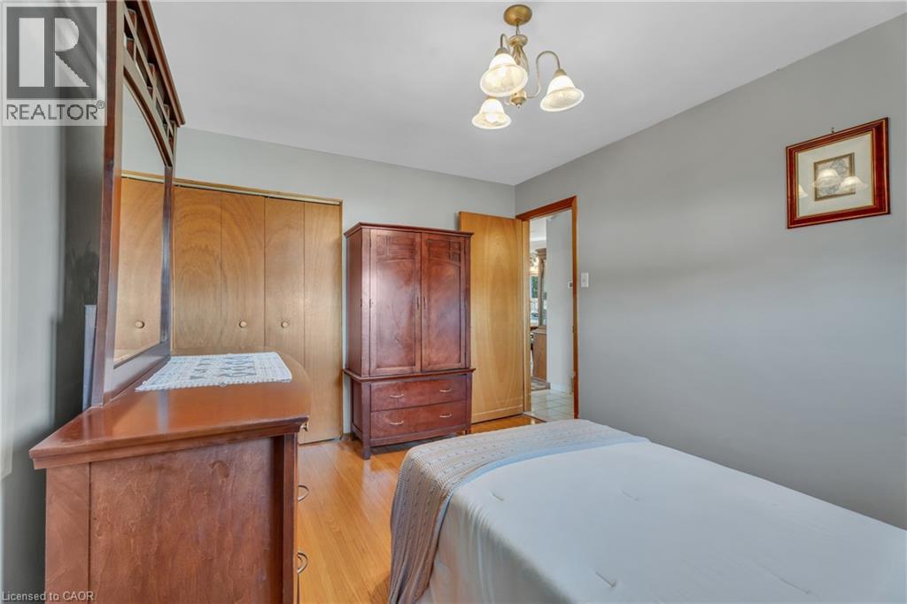 Photo 17 of 51 Bonaventure Drive, Hamilton ON