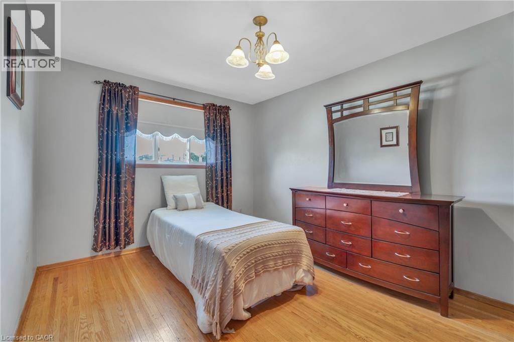 Photo 16 of 51 Bonaventure Drive, Hamilton ON