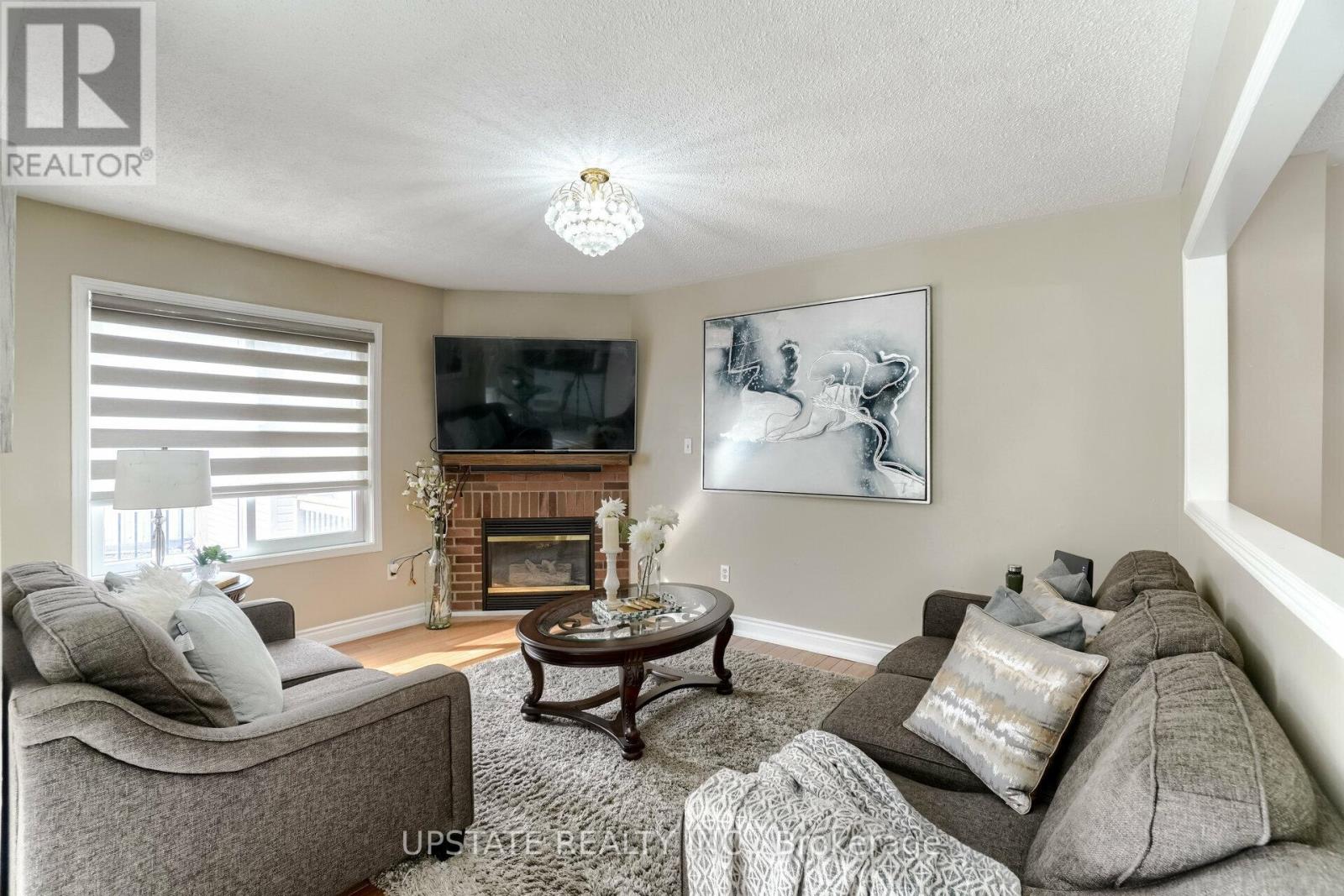 Photo 6 of 99 Prairie Rose Circle, Brampton ON