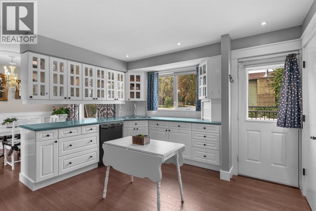 Photo 13 of 272 Deercliff Road Se, Calgary AB