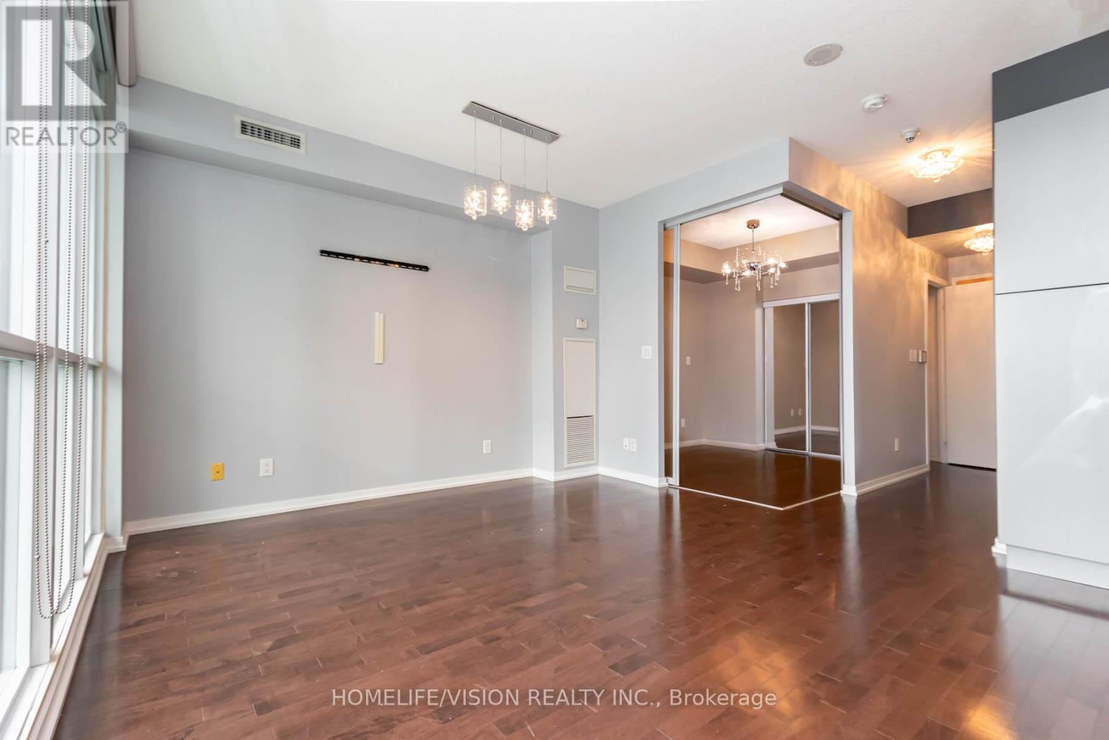 Photo 4 of 3909 55 Bremner Boulevard E, Toronto ON