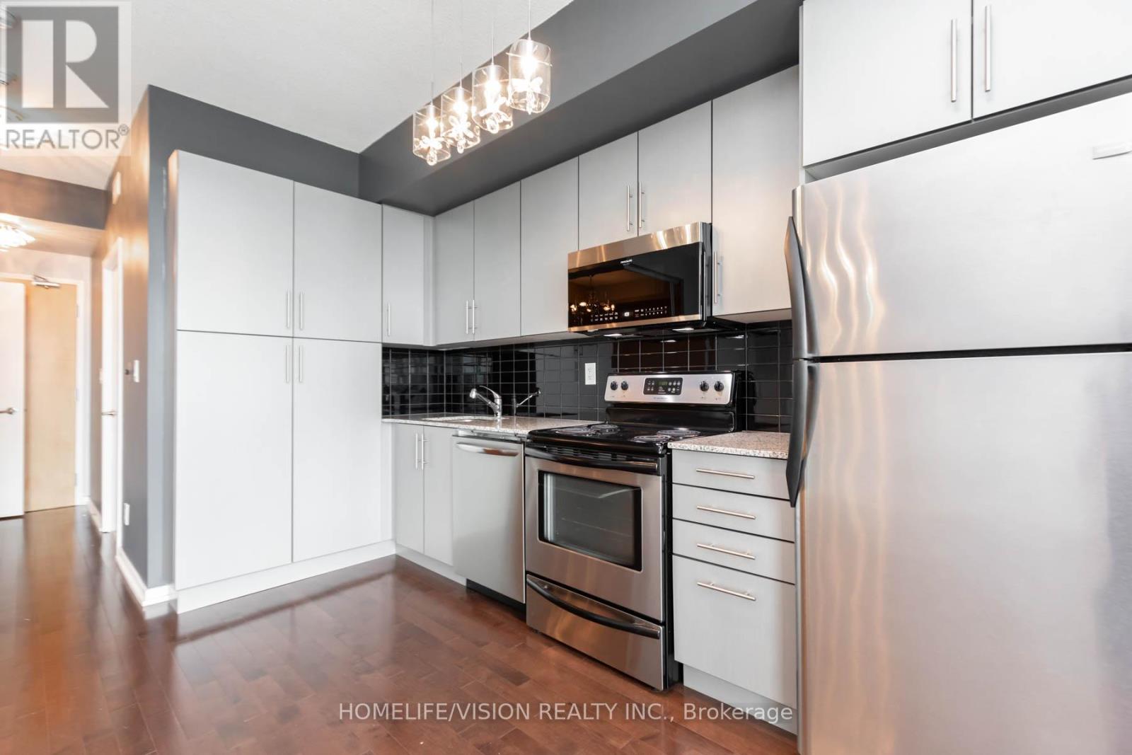 Photo 8 of 3909 55 Bremner Boulevard E, Toronto ON