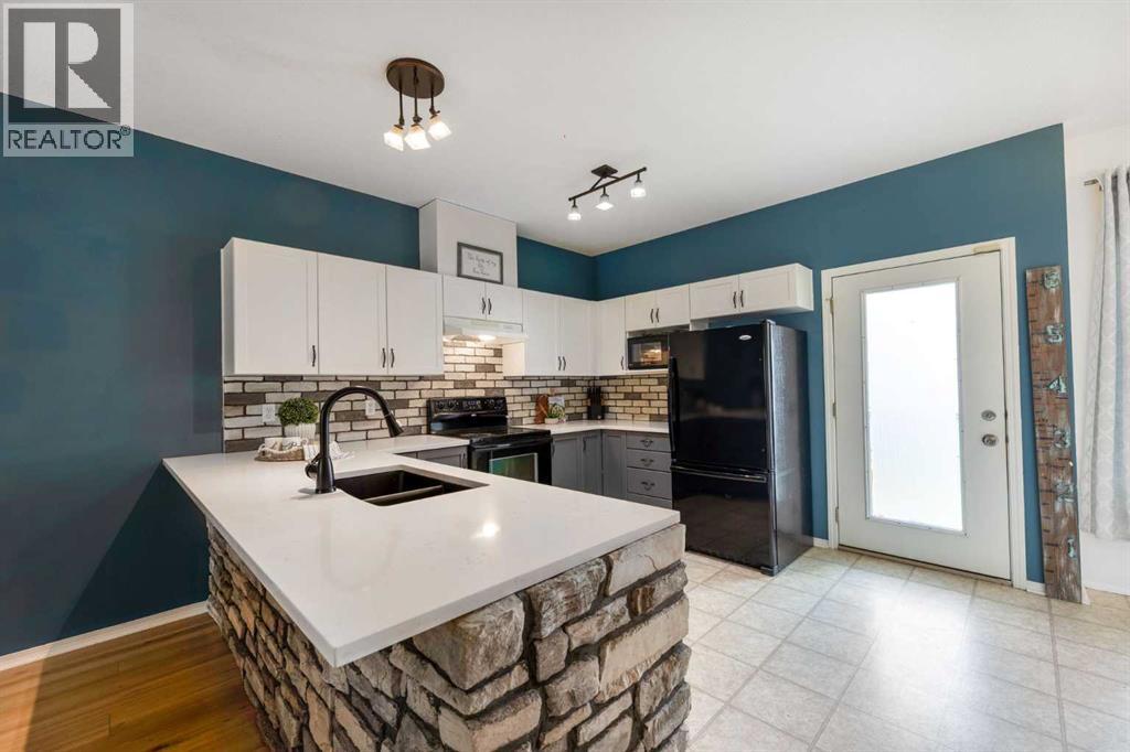 Photo 11 of 106 2006 Luxstone Boulevard, Airdrie AB
